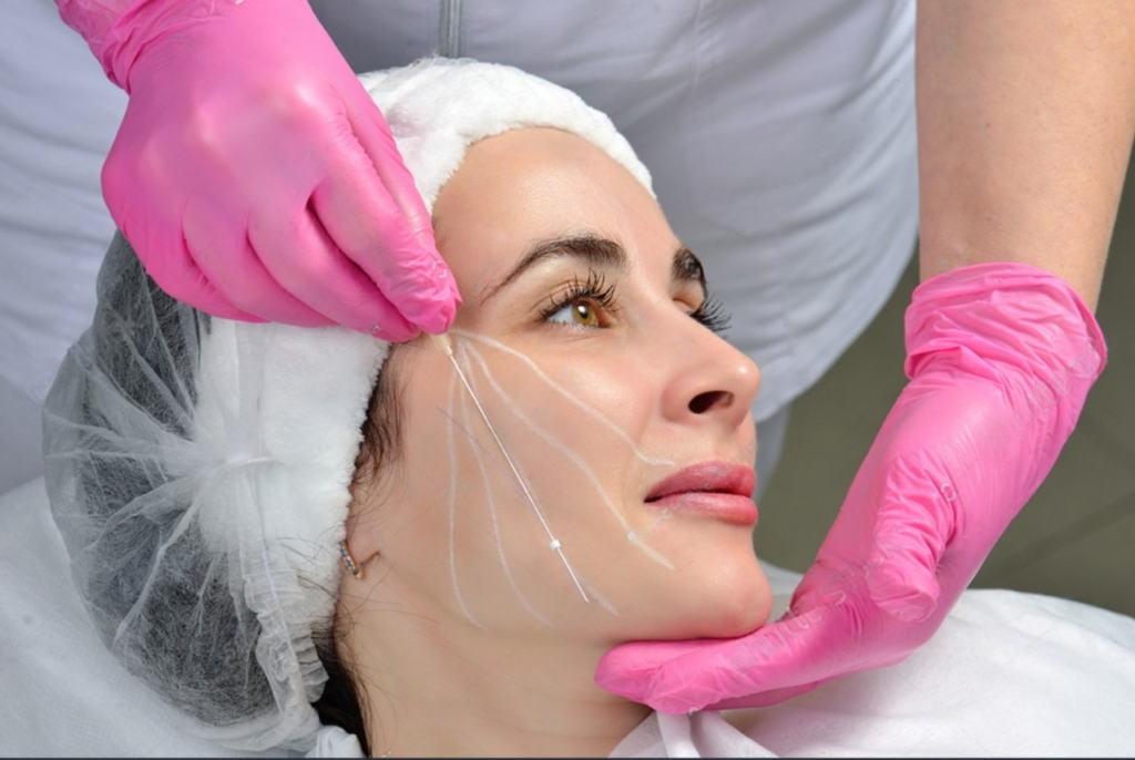 Kolagen adalah protein yang melimpah di tubuh kita dan memainkan peran penting dalam menjaga kesehatan kulit, rambut, kuku, dan sendi.